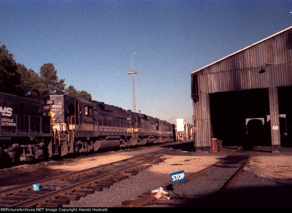 SOU 7088 & 7081 are being positioned at the fuel rack in Glenwood Yard